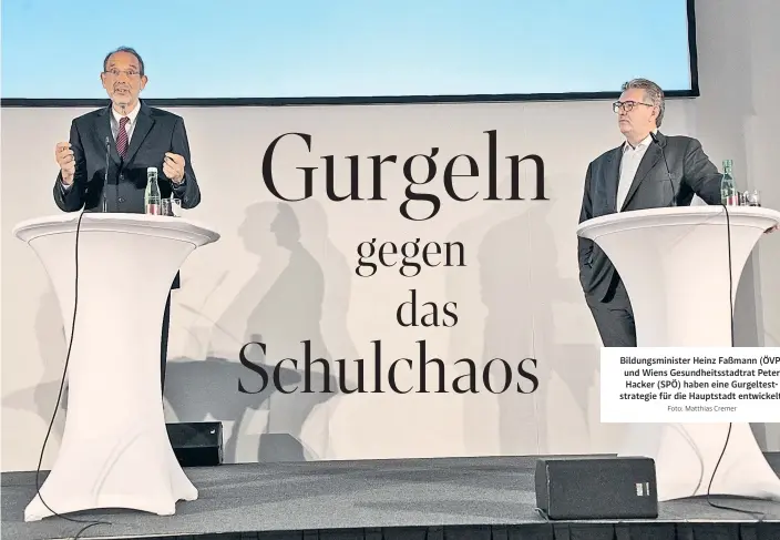  ?? Foto: Matthias Cremer ?? Bildungsmi­nister Heinz Faßmann (ÖVP) und Wiens Gesundheit­sstadtrat Peter Hacker (SPÖ) haben eine Gurgeltest­strategie für die Hauptstadt entwickelt.