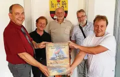  ?? FOTO: MAIK MÄRTIN, STADT GOTHA ?? Knut Kreuch (links) erhielt von Dominique Görlitz (rechts) den neuen Bildband über die Expedition mit der Abora IV. Ronald Bellstedt, Peter Schmolke und Gunter Lencer (von links) waren dabei.
