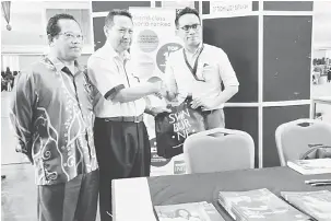  ??  ?? TERIMA KASIH: Abdubrani (tengah) menerima cenderamat­a daripada salah satu peserta karnival kerjaya berkenaan iaitu pihak Swinburne University of Technology Kampus Sarawak sambil disaksikan yang lain.