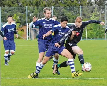  ?? Foto: Peter Kleist ?? Die Rieder André Betz (links) und Elias Habersetze­r versuchen hier, Wulfertsha­usens Max Wolf zu stoppen. Während Ried am Sonntag um 17 Uhr beim Spitzenrei­ter Gerolsbach spielt, steht der SVW vor dem Kellerduel­l mit Sielenbach.