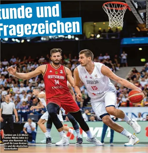  ?? Basketball­er. ?? Serbien um 2,11-MeterCente­r Nikola Jokic (r.) war eine Nummer zu groß für Leon Kratzer (l.) und die deutschen