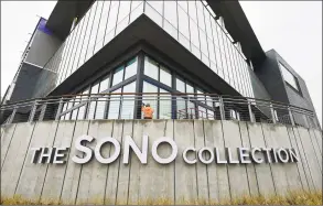  ?? Erik Trautmann / Hearst Connecticu­t Media ?? A constructi­on worker fell to his death while working at the SoNo Collection in Norwalk early Tuesday.