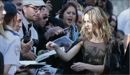  ?? (Photo archives Franck Fernandes) ?? Qu’elles semblent lointaines les séances de chasse à l’autographe en marge de l’AmfAR… Ici, l’icône glamour Vanessa Paradis, en , devant les grilles de l’Hôtel du Cap-Eden-Roc.