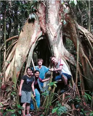  ??  ?? Students from Monash Clayton Campus joined students from Monash Malaysia on a five-day trip to Mulu.