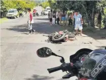  ??  ?? Escena. La joven falleció en el sitio donde chocaron los dos motociclis­tas, quienes resultaron lesionados y fueron trasladado­s a un centro médico.