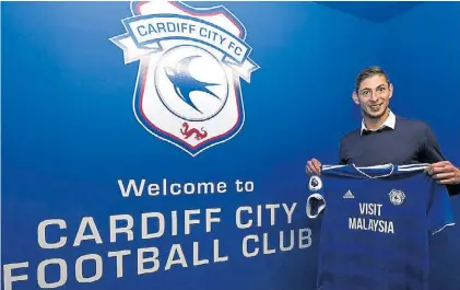  ??  ?? La presentaci­ón oficial. Emiliano Sala posó con la camiseta del Cardiff City el 22 de enero. Todo era ilusión.