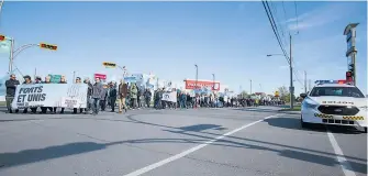  ??  ?? Les agriculteu­rs sont sortis dans la rue pour demander au gouverneme­nt fédéral de ne concéder aucun nouvel accès au marché canadien du lait, des oeufs et de la volaille.