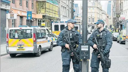  ??  ?? Dos policías londinense­s montan guardia al día siguiente del atentado de Borough Market