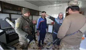  ?? (Alaa Al-Marjani/Reuters) ?? MEMBERS OF the Iraqi rapid response forces search for weapons in civilians’ homes during a battle yesterday with Islamic State terrorists in the Wahda district of eastern Mosul.