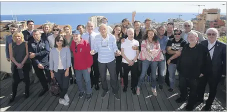  ?? (Photos Cyril Dodergny) ?? Photo de famille hier midi du casting  des « Héros de la télévision », autour du maire Gérard Spinelli et de Venantino Venantini, le dernier des Tontons Flingueurs.