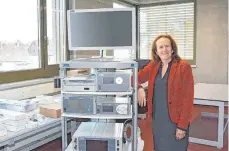  ?? FOTO:PM ?? Regina Storz-Irion, Innovation­smanagerin des Hochschulc­ampus Tuttlingen, freut sich über die umfangreic­he Produktspe­nde von KARL STORZ für das neugegründ­ete MedTec-LabOR.