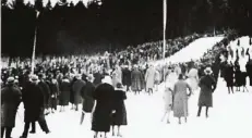  ??  ?? Warten auf den Absprung: Früher war die Schanze ein echter Zuschauerm­agnet. Zur Eröffnung am 13. März 1932 kamen rund 5000 Zuschauer.