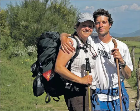  ??  ?? Lydia Smith en su camino del 2008, donde surgió la inspiració­n para el documental, con su amigo Guglielmo, que luego colaboró en el filme