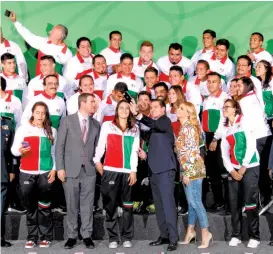  ??  ?? El presidente Peña se tomó una selfie con los atletas