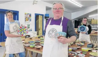  ?? PETER SIMPSON ?? Douglas Bamford, programs director at the Lunenburg School of the Arts, is flanked by instructor­s Anna Bald (left) and Gillian Maradyn-jowsey as they examine some of the hand-crafted soup bowls produced for the school's Ramp It Up online sale in support of the Second Story Women's Centre.