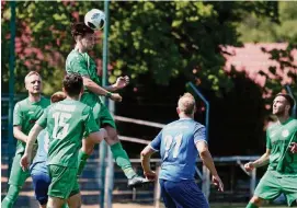  ?? FOTO: CHRISTIAN ALBRECHT ?? Der SC  Weimar (in Grün, Frederik Windhauer beim Kopfball) verlor das Heimspiel gegen den SV Schott Jena klar mit :.