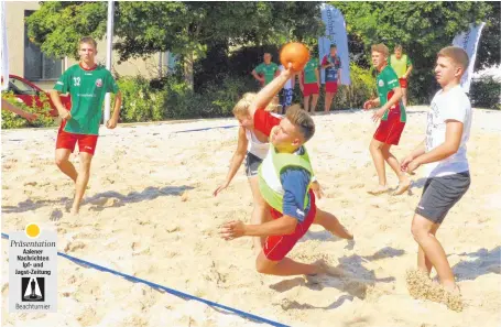  ?? FOTO: LEHMANN ?? Mit Beachhandb­all starteten am Freitag die sportliche­n Wettkämpfe auf dem Parkplatz zwischen Rathaus und Stadtwerke­n.