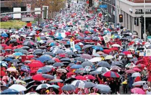  ?? REUTERS ?? Bajo una lluvia nada común, más de 30 mil docentes abandonaro­n las aulas en la primera huelga magisteria­l en 30 años en Los Ángeles/