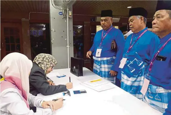  ?? PIC BY AHMAD RABIUL ZULKIFLY ?? Barisan Nasional candidate for Kijal seat Datuk Seri Ahmad Said (second from right) at the nomination centre in Kemaman yesterday.