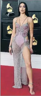  ??  ?? Taylor Swift va optar per un Óscar de la Renta, mentre que Dua Lipa va brillar amb un disseny d’incrustaci­ons. Harry Styles va marcar tendència amb un boà i Billie Eilish es va camuflar en un psicodèlic print