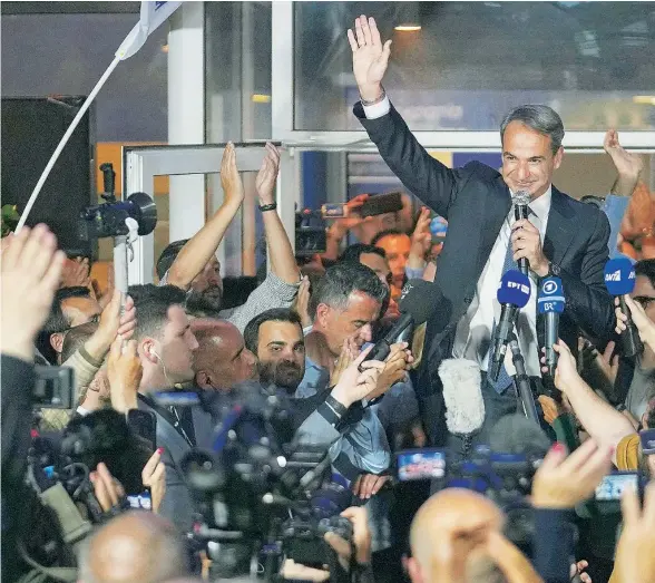  ?? ?? El primer ministro griego, Kyriakos Mitsotakis, celebra los buenos resultados en las elecciones, anoche