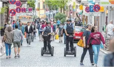  ?? FOTO: DPA ?? Polizisten fahren auf Segways in der Innenstadt von Freiburg.