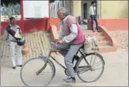  ??  ?? ▪ Answer sheets being transporte­d on a bicycle in Lucknow.