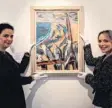  ?? Foto: Oliver Berg, dpa ?? Zwei Mitarbeite­rinnen von Sotheby’s mit Max Beckmanns Gemälde „Möwen im Sturm“.