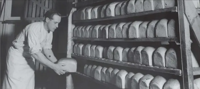  ?? PICTURE: GETTY IMAGES ?? DAILY BREAD: A man working at a bakery shelves another loaf of fresh bread in 1926.