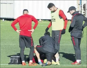  ?? FOTO: MD ?? Diego Simeone, con Diego Costa en un reciente entrenamie­nto del Atlético