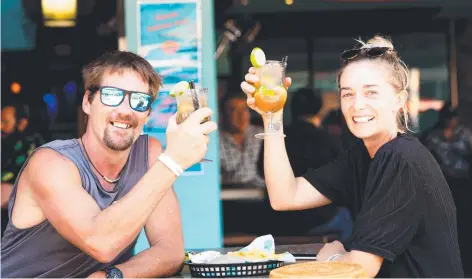  ?? Picture: CHE CHORLEY ?? Rick Conway and Gabby Brady knock back a Bullfighte­r at Monsoons Restaurant and Party Bar, Darwin.