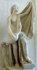  ??  ?? Nudi d’arte La statua di Leda col cigno, generalmen­te attribuita a Policleto. Presenta il braccio destro sollevato, forse in origine brandente la lancia sulla quale la figura era in appoggio. Qui accanto, la statua di Dioniso, che secondo alcune fonti...