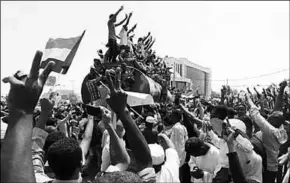  ??  ?? Sudanese protestors demand the creation of a civilian government. (Photo: Pen News)