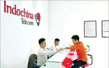  ??  ?? A man subscribes for mobile services at an Indochina Telecom office.