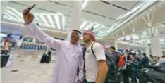  ?? |CORTESÍA @CHIVAS ?? Los jugadores usaron turbantes al llegar a tierra mundialist­a.