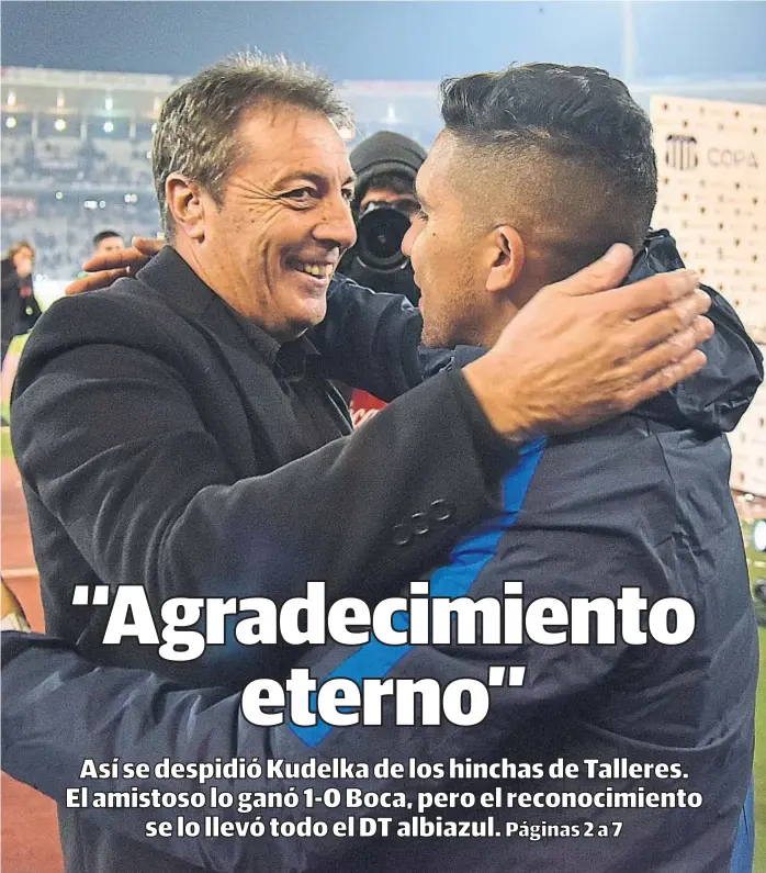  ?? (FACUNDO LUQUE) ?? Saludo final. Luego del partido, Kudelka abrazó a “Bebelo” Reynoso, con quien compartió muchas alegrías en Talleres. Todos en Boca, y hasta el árbitro, despidiero­n al entrenador.