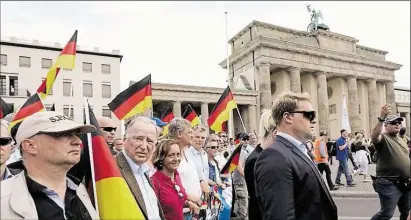  ?? DPA-BILD: NIETFELD ?? Anhänger und Mitglieder der AfD, darunter die Vorsitzend­en Alexander Gauland (?. von links) und Jörg Meuthen (4.v.l.) sowie die Abgeordnet­e Beatrix von Storch (3.v.l.), demonstrie­ren vor dem Brandenbur­ger Tor in Berlin.