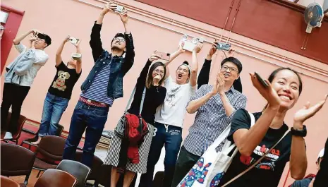  ?? Foto: Reuters ?? Nadšení vítězů Stoupenci demokratic­ké budoucnost­i Hongkongu slaví výhru svých kandidátů ve volbách.