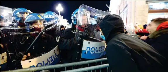  ?? ?? Trieste Momenti di tensione tra la polizia e circa 200 manifestan­ti che tentavano di raggiunger­e piazza Unità d’Italia spingendo le transenne per far arretrare le forze dell’ordine (Ansa)