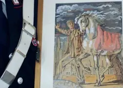  ??  ?? Recuperato in Inghilterr­a Il quadro di De Chirico sorretto da un carabinier­e