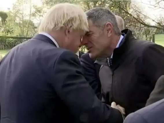  ??  ?? The Foreign Secretary performs a hongi with New Zealand industries minister Nathan Guy in Kaikoura on the South Island yesterday