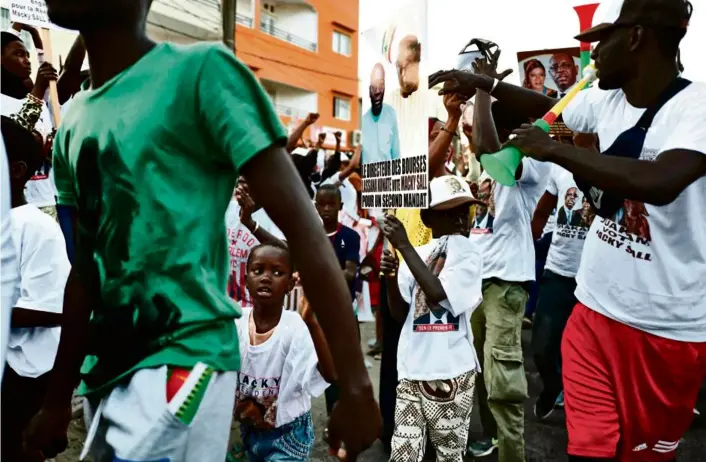  ?? PHOTO MICHELLE CATTANI. AFP ?? Marche de soutien au président sortant Macky Sall, à Dakar jeudi.