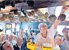  ?? ?? The Bell Inn at Horndon-on-the-Hill, Essex, has hung hot cross buns at the bar since 1906