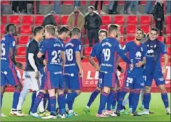  ??  ?? VICTORIA. Los jugadores del Oviedo celebran los tres puntos.