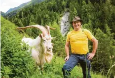 ?? Foto: Figerhof ?? Kraft in schweren Zeiten geben Ziegenland­wirt Philipp Jans mehrere Plätze in Osttirol. Dazu gehört die Figeralm mit Blick auf die Hohe Tauern.