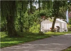  ?? Archivfoto: Werner Kompalka ?? Wenn das kein idyllische­s Plätzchen in Riedheim ist: Hier wird, wie jeden ersten Samstag im Juli, das Zelt für das Straßenfes­t vorbereite­t. Die Bayernfahn­e wurde von den Spenden der Nachbarn gekauft.