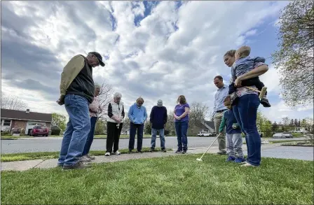  ?? BEN HASTY — MEDIANEWS GROUP ?? Neighbors on Briarwood Drive in the Amity Gardens developmen­t in Amity Township have been gathering to support one another during the pandemic and pray daily at 4 p.m.
