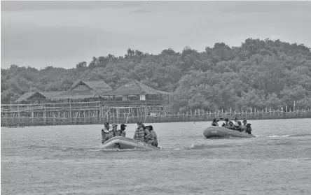  ?? HANUNG HAMBARA/JAWA POS ?? PENGAMANAN PANTAI: Satpol PP mengadakan patroli di sepanjang kawasan pamurbaya. Lewat cara itu, zona hijau yang ditetapkan pemkot bisa terjaga.