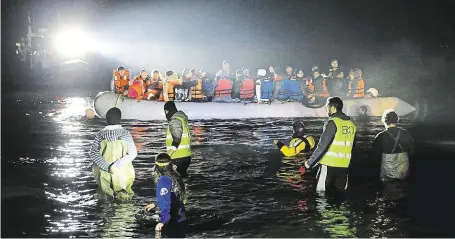  ?? Záchranný člun připlouvá s uprchlíky k pobřeží řeckého ostrova Lesbos. I přes dohodu evropských lídrů s Tureckem z minulého týdne se proud běženců připlouvaj­ících do Řecka zatím nezastavil. FOTO REUTERS ?? Přežili.