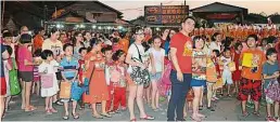  ??  ?? 承传了超过百年的武吉­淡汶元宵节提灯今年被­列为州政府活动。